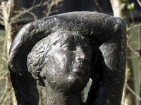 907754 Detail van het bronzen beeldhouwwerk 'Ochtend' van de Utrechtse beeldhouwer Pieter d'Hont uit 1961, in 1991 ...